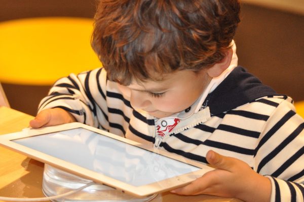 Dzieci i Technologia: Nowa Era Wychowania Cyfrowego
